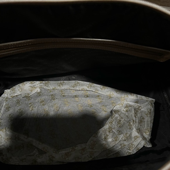 Guess travel bag lot - Picture 8 of 10